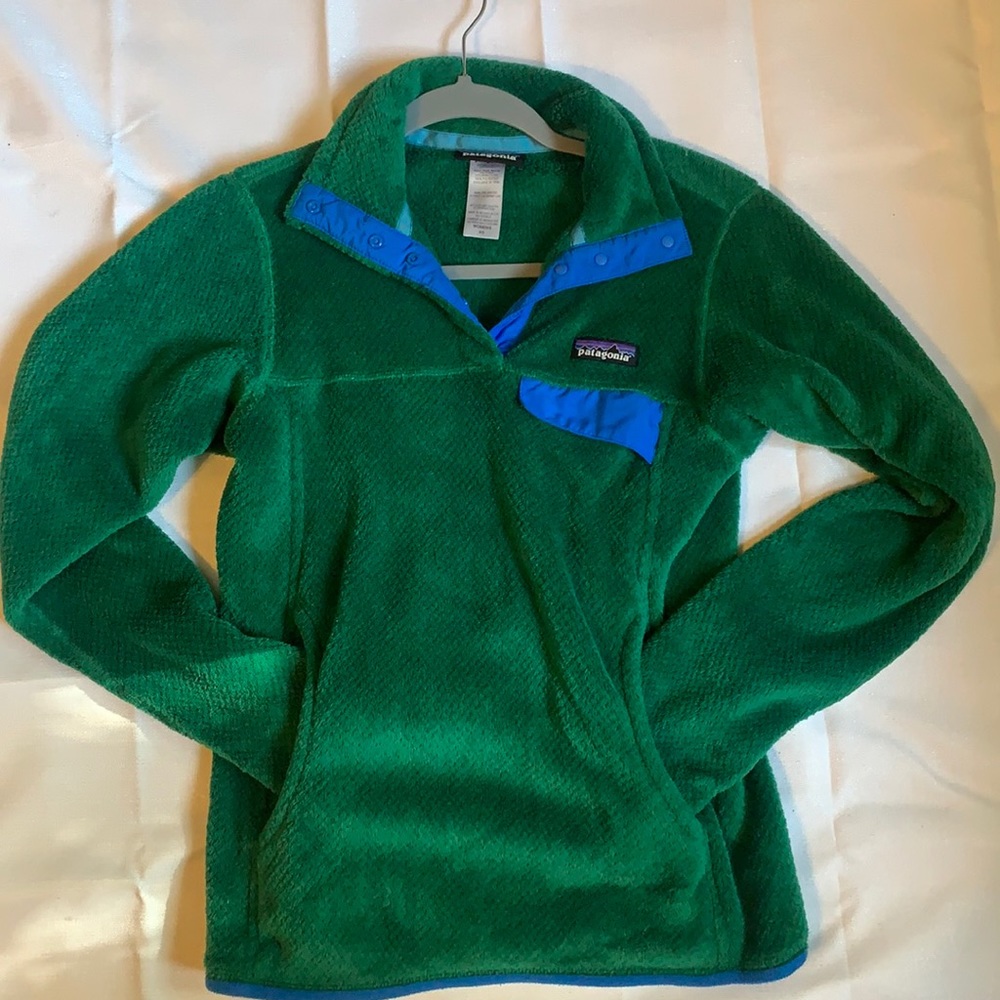 Patagonia green with blue trimming pullover
